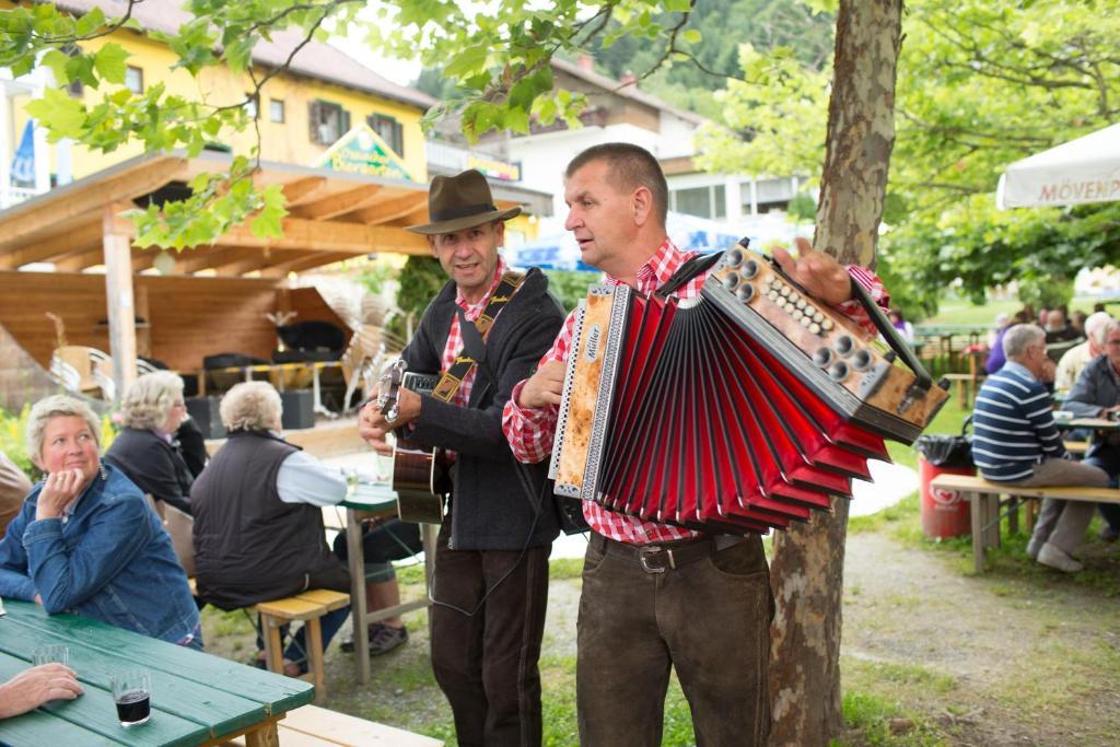 Gästehaus Krappinger/Pizzeria Mamma Mia Ossiach Exterior foto